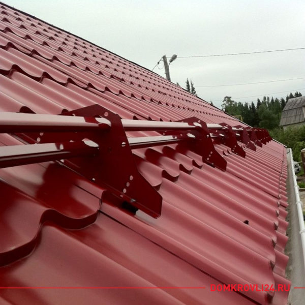 Снегозадержатель трубчатый для крыши дома красного цвета
