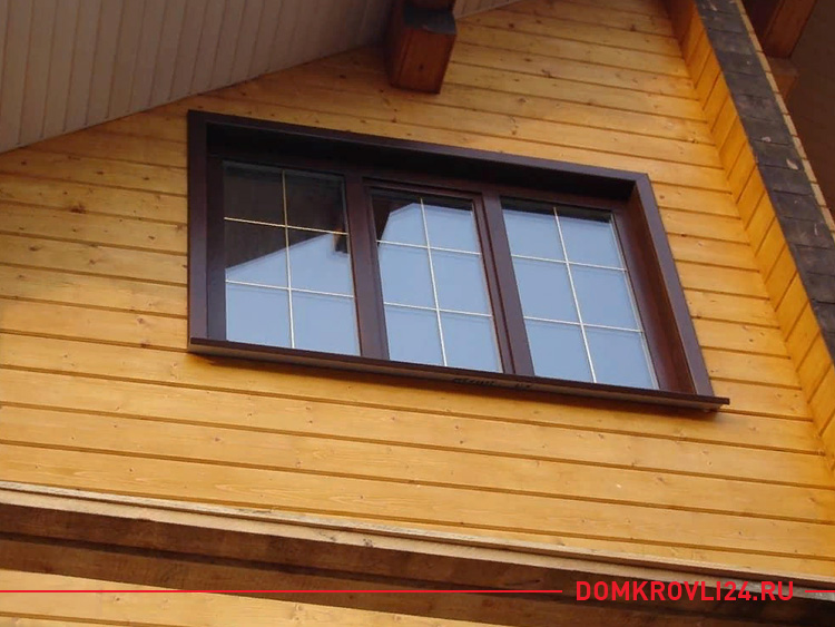 Деревянное трехстворчатое окно в доме